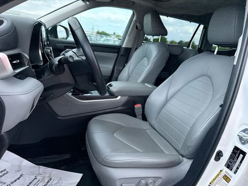 Used 2022 Toyota Highlander XLE image 13