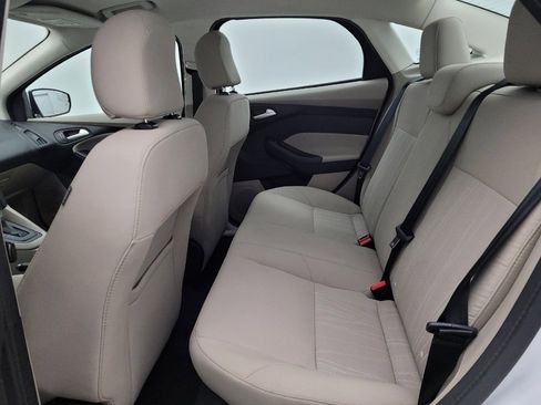 Used 2016 Ford Focus SE w/ SE Cold Weather Package FWD image 18