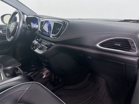 Used 2018 Chrysler Pacifica Limited image 25