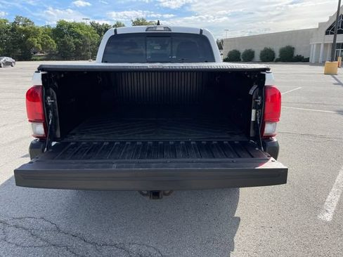 Used 2020 Toyota Tacoma SR5 AWD/4WD image 17