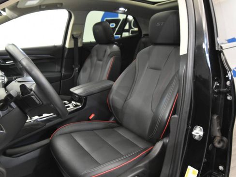 Used 2022 Buick Envision Essence w/ Technology Package II image 11