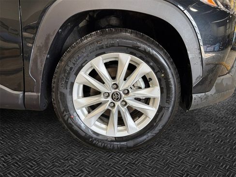 Used 2022 Toyota Corolla Cross LE image 11