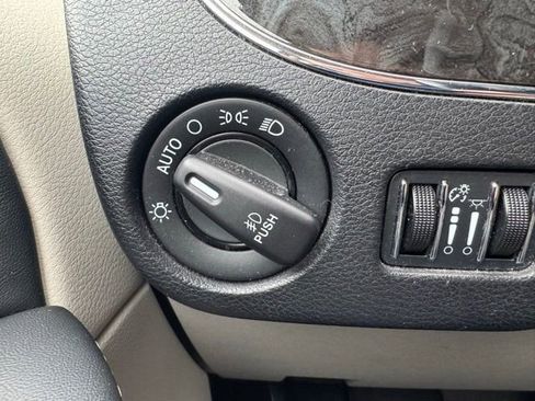 Used 2015 Chrysler Town & Country Touring-L w/ Driver Convenience Group FWD image 16