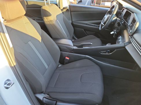 Certified 2025 Hyundai Elantra SE image 20