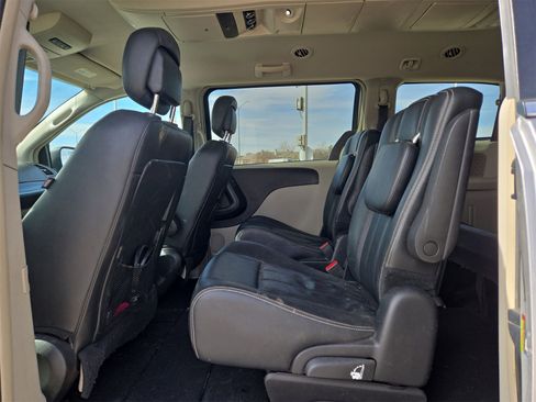 Used 2016 Chrysler Town & Country Touring image 13