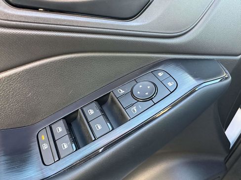 Used 2025 Nissan Rogue S image 33