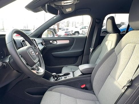 Used 2024 Volvo XC40 B5 Core image 21