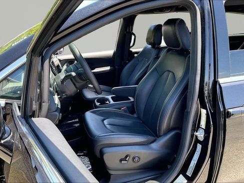 Used 2025 Chrysler Pacifica Select FWD image 15