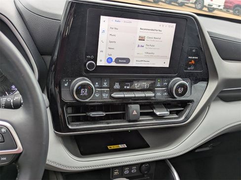 Used 2023 Toyota Highlander XLE image 18