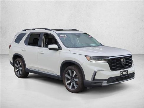 Used 2023 Honda Pilot Touring image 3