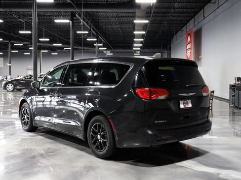 Used 2023 Chrysler Voyager LX FWD image 5