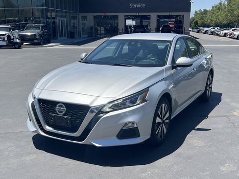 Used 2022 Nissan Altima 2.5 SV FWD image 2