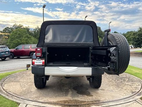 Used 2015 Jeep Wrangler Unlimited Sahara w/ Connectivity Group AWD/4WD image 26