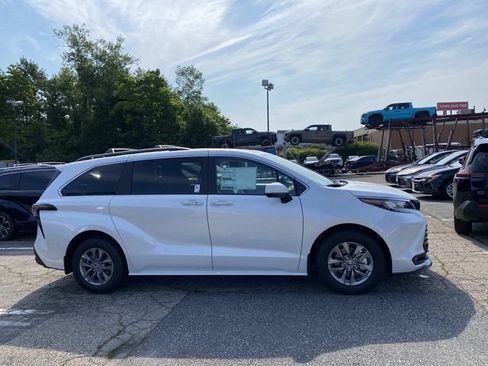 New 2026 Toyota Sienna XLE FWD image 2