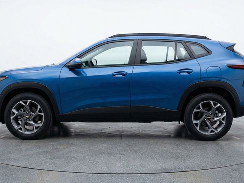 Used 2025 Chevrolet Trax LT w/ LT Convenience Package image 5