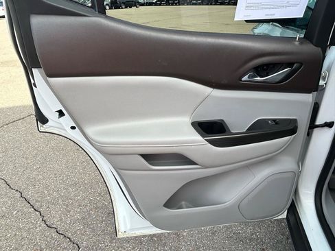 Used 2017 GMC Acadia SLT FWD image 14