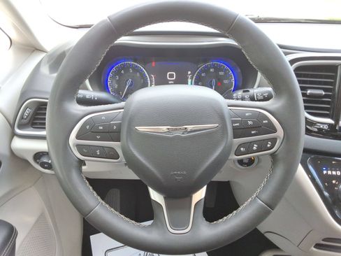 Used 2023 Chrysler Pacifica Touring-L FWD image 11