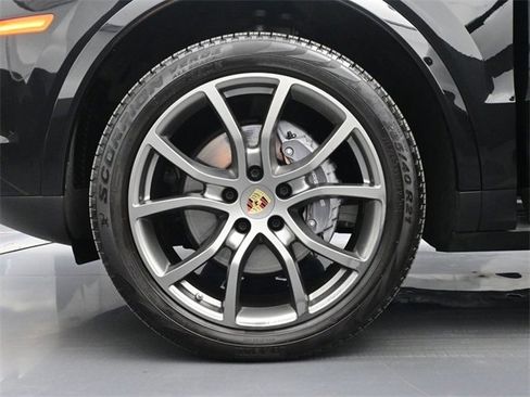 Used 2023 Porsche Cayenne Platinum Edition image 6