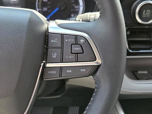 Used 2020 Toyota Highlander LE image 25