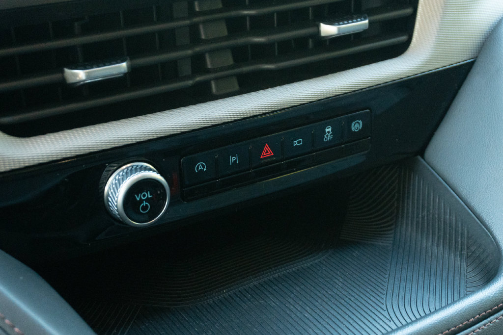 Used 2025 Ford Explorer Active RWD image 28