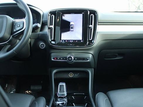 Used 2025 Volvo XC40 B5 Plus image 18