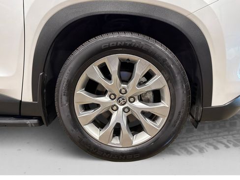 Used 2025 Toyota Grand Highlander AWD image 30