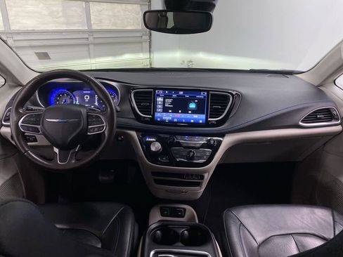Used 2021 Chrysler Pacifica Touring-L FWD image 14