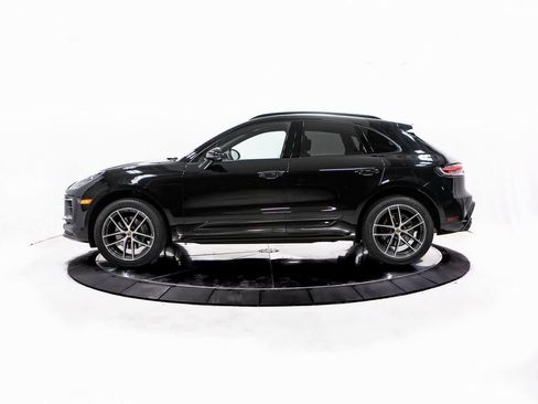 Certified 2024 Porsche Macan image 2