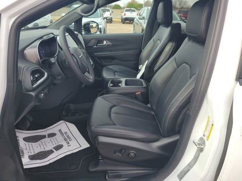 New 2026 Chrysler Pacifica Select image 15