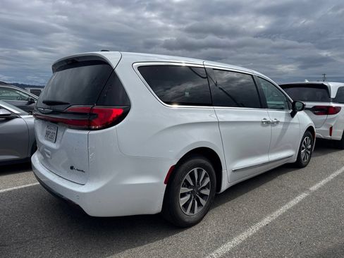 Used 2023 Chrysler Pacifica Limited FWD image 5