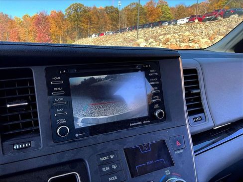 Used 2018 Toyota Sienna XLE w/ XLE Navigation Package image 19