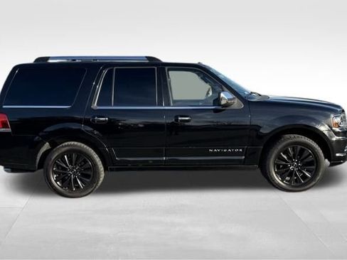 Used 2017 Lincoln Navigator Select image 4