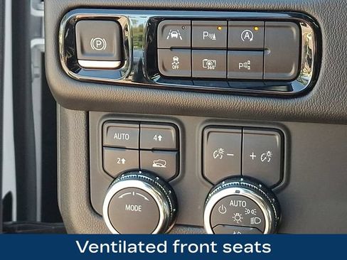 Used 2025 GMC Yukon Denali AWD/4WD image 9