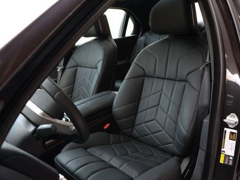 Used 2025 BMW i7 xDrive60 image 9