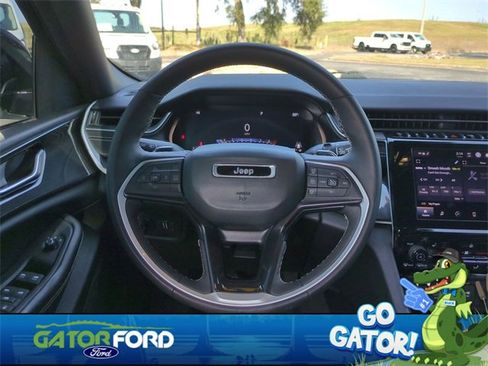 Used 2023 Jeep Grand Cherokee Altitude image 16