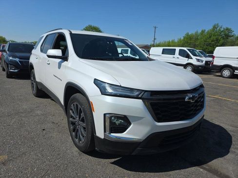Used 2022 Chevrolet Traverse RS FWD image 2