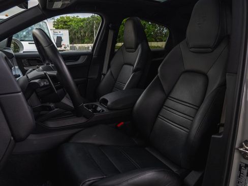 Used 2025 Porsche Cayenne Coupe AWD/4WD image 13
