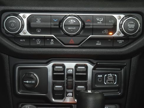 Used 2025 Jeep Gladiator Mojave AWD/4WD image 27