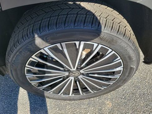 New 2026 Volkswagen Taos SE FWD image 7