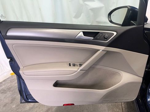 Used 2016 Volkswagen Golf SE image 9