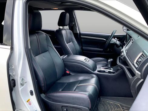 Used 2019 Toyota Highlander SE AWD/4WD image 9