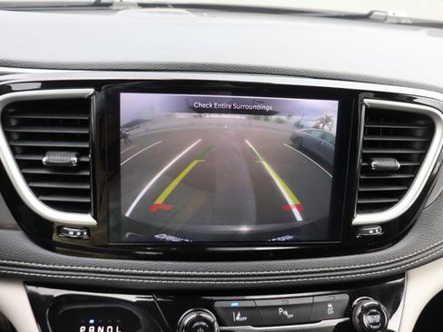 Used 2023 Chrysler Pacifica Touring-L FWD image 27