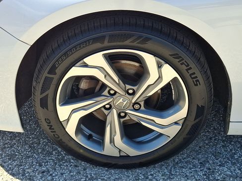 Used 2018 Honda Accord EX image 11