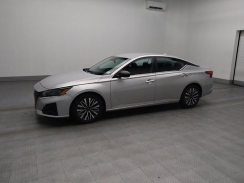 Used 2024 Nissan Altima 2.5 SV image 2