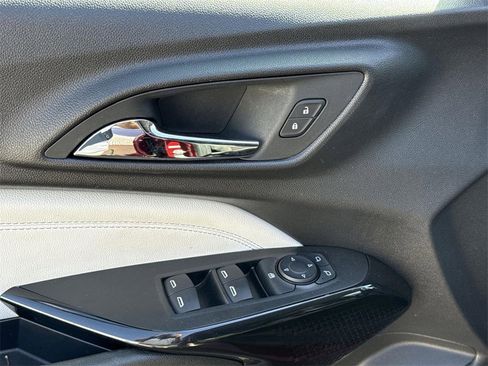 Used 2025 Chevrolet Trax LT w/ LT Convenience Package image 19