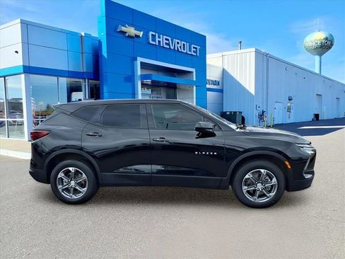 Used 2025 Chevrolet Blazer LT image 2