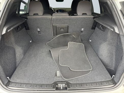 Used 2025 Volvo XC40 B5 Core image 15