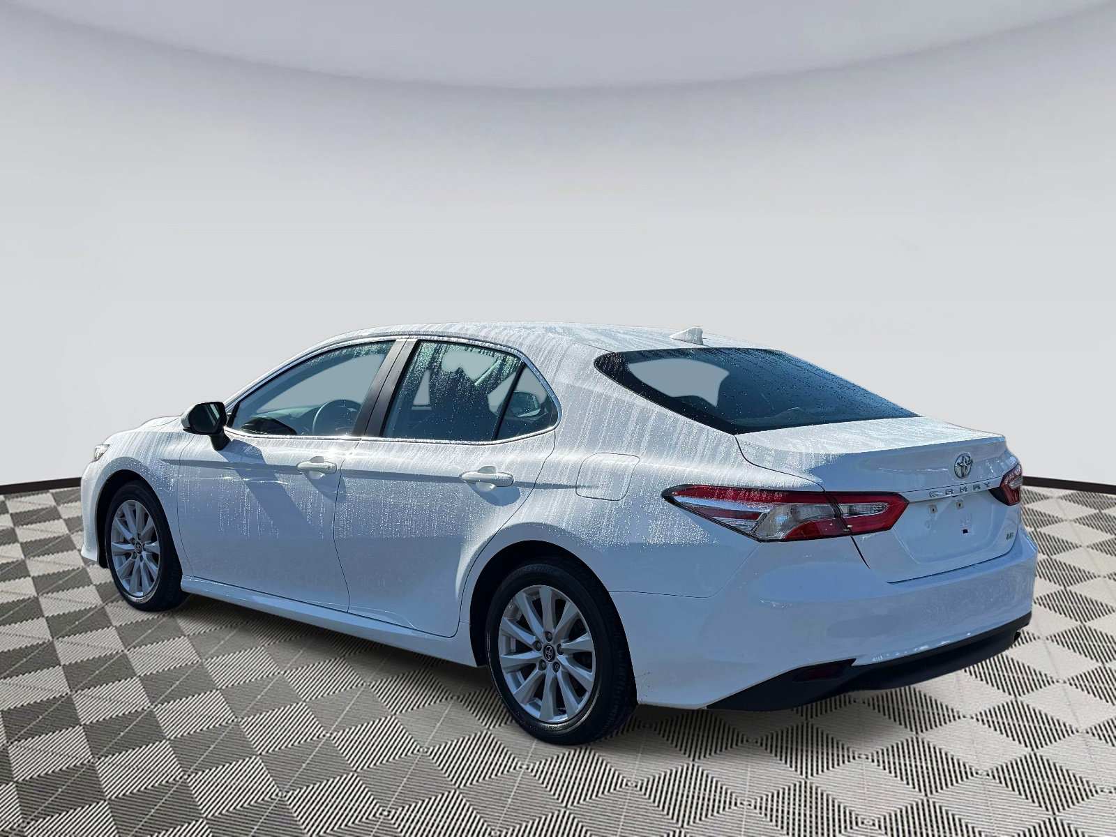 Used 2020 Toyota Camry LE FWD image 4