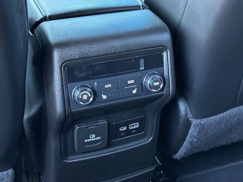 Used 2022 GMC Acadia SLT w/ Elevation Edition image 15