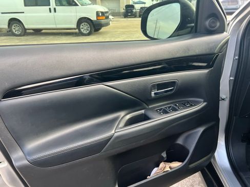 Used 2019 Mitsubishi Outlander SE FWD image 11